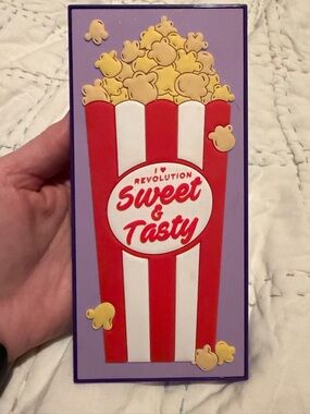 Revolution Eyeshadow Palette - Popcorn 🍿